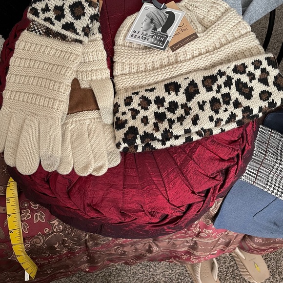 Messy Bun Beanie Tail and matching Gloves - Picture 4 of 4